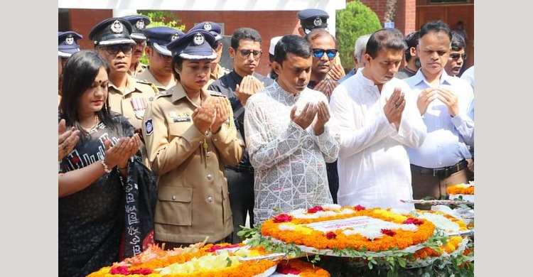 টুঙ্গিপাড়ায় বঙ্গবন্ধুর সমাধিতে জেলা পুলিশের শ্রদ্ধা