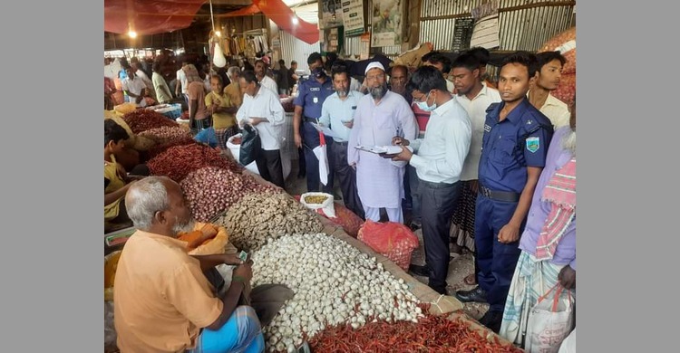 জয়পুরহাটে বাজার স্থিতিশীল রাখতে ভ্রাম্যমাণ আদালতের অভিযান